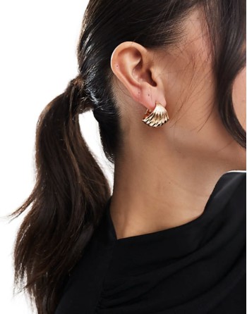 hoop earrings with fan ridge detail in gold tone