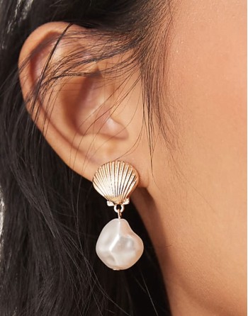stud earrings in shell design with faux pearl in gold tone