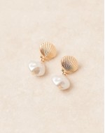 stud earrings in shell design with faux pearl in gold tone