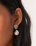 stud earrings in shell design with faux pearl in gold tone