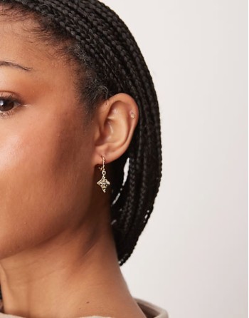 huggie hoop earrings with star pendant in gold