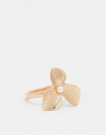 ring with flower design in gold tone