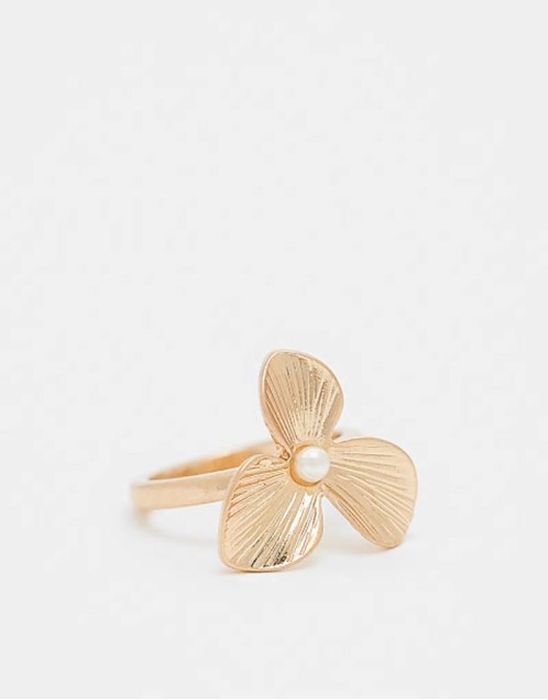 ring with flower design in gold tone