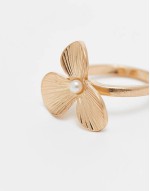 ring with flower design in gold tone