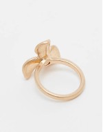 ring with flower design in gold tone